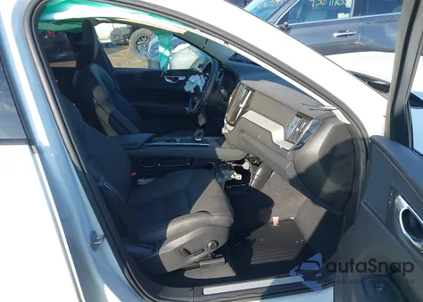 2025 Volvo Xc60 B5 Plus z USA, uszkodzony, nr VIN YV4M12RC1S1056501